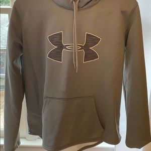 Hi! I’m selling a grey under armor sweatshirt!